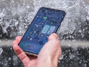 iPhone 11 có chống nước không? Cách xử lý khi iPhone vào nước
